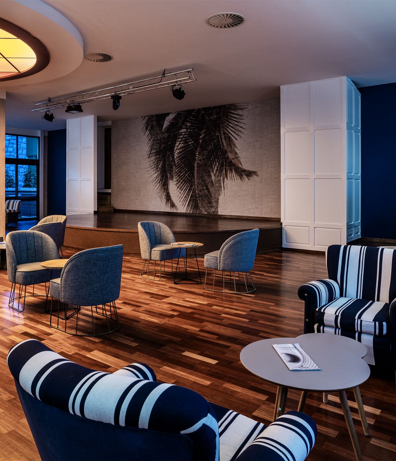 De bar Princípe, van het Hotel in de Algarve, heeft tafels en fauteuils in een ruime setting voor een drankje