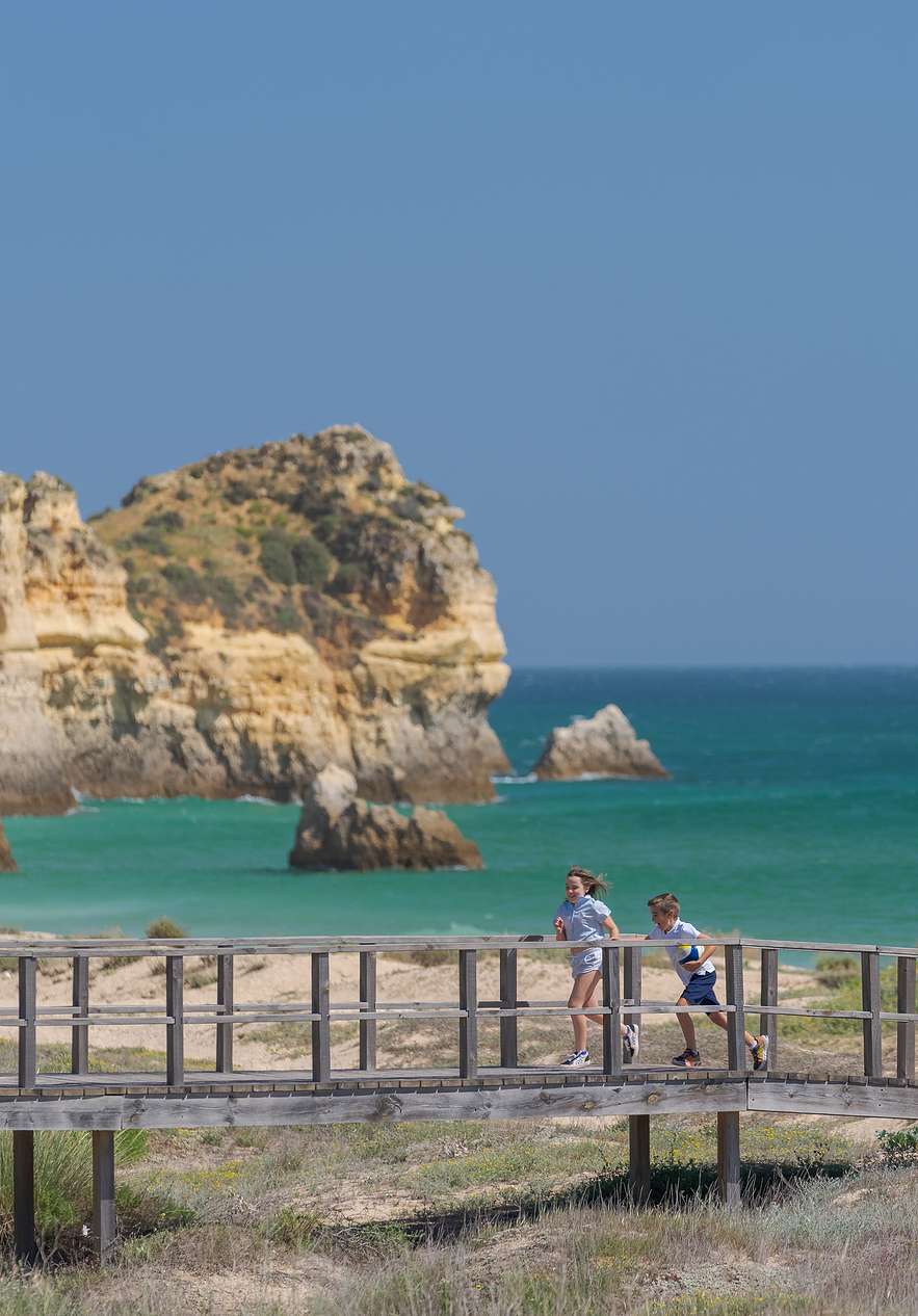 De loopbruggen naar Praia do Alvor bieden een rustige wandeling met prachtig uitzicht op de kust en de natuur