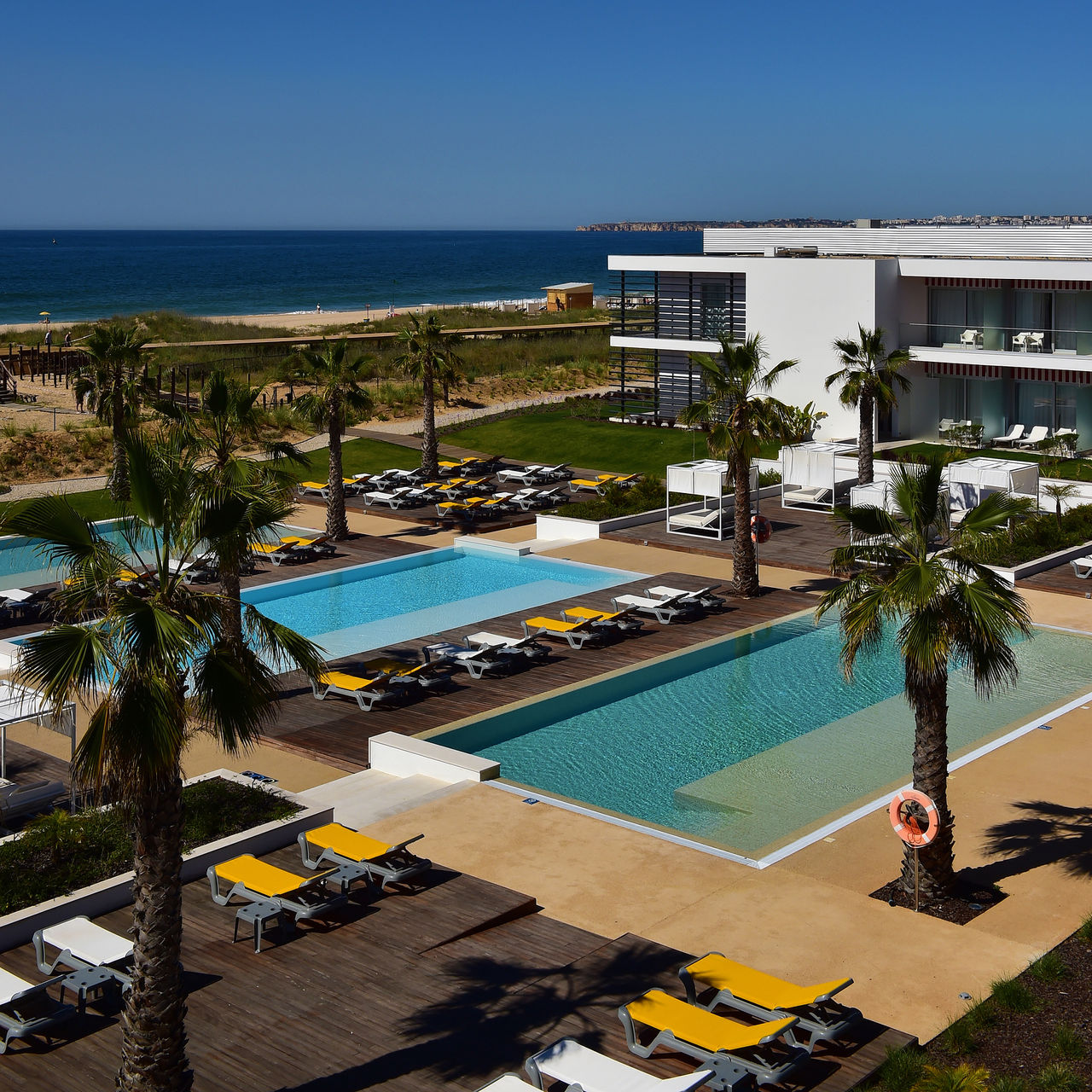 Luchtfoto van zwembad Pestana Alvor South Beach, luxe hotel dicht bij het strand