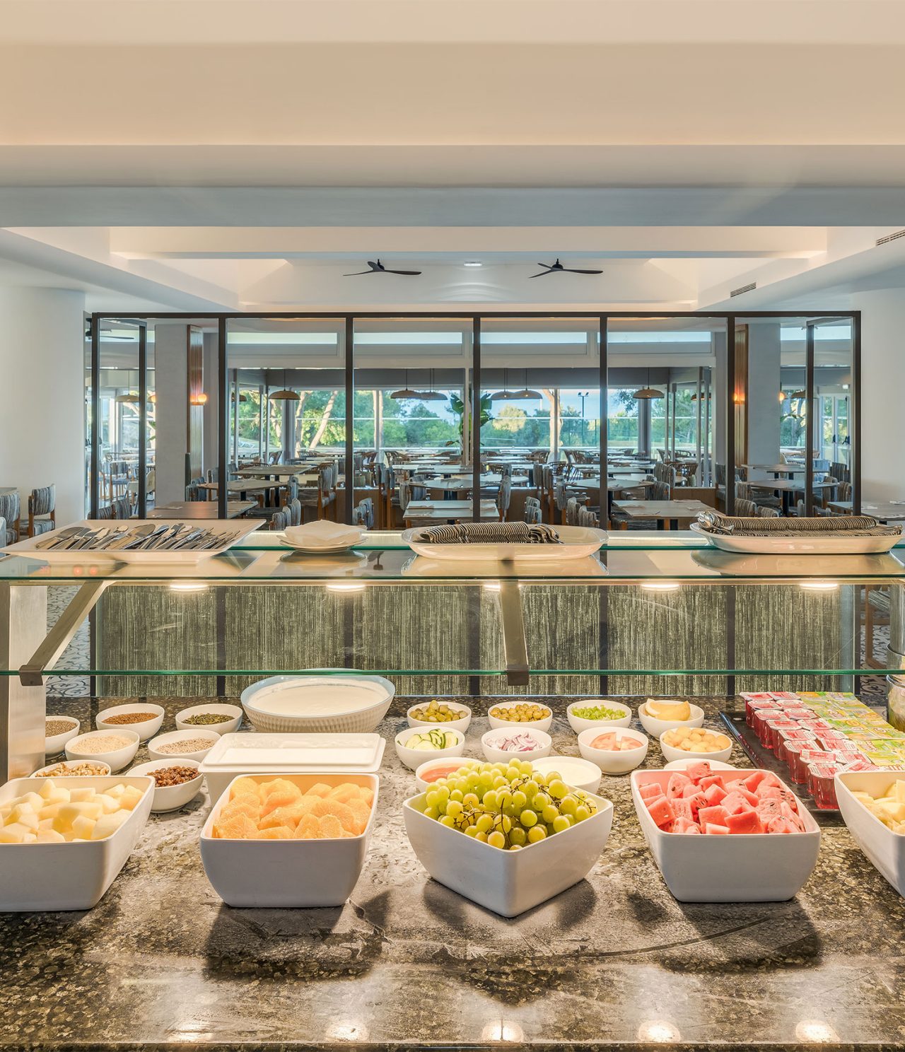 Het restaurant Acqua, van het All-Inclusive Hotel in de Algarve, heeft een buffettafel met vers fruit en gelatina