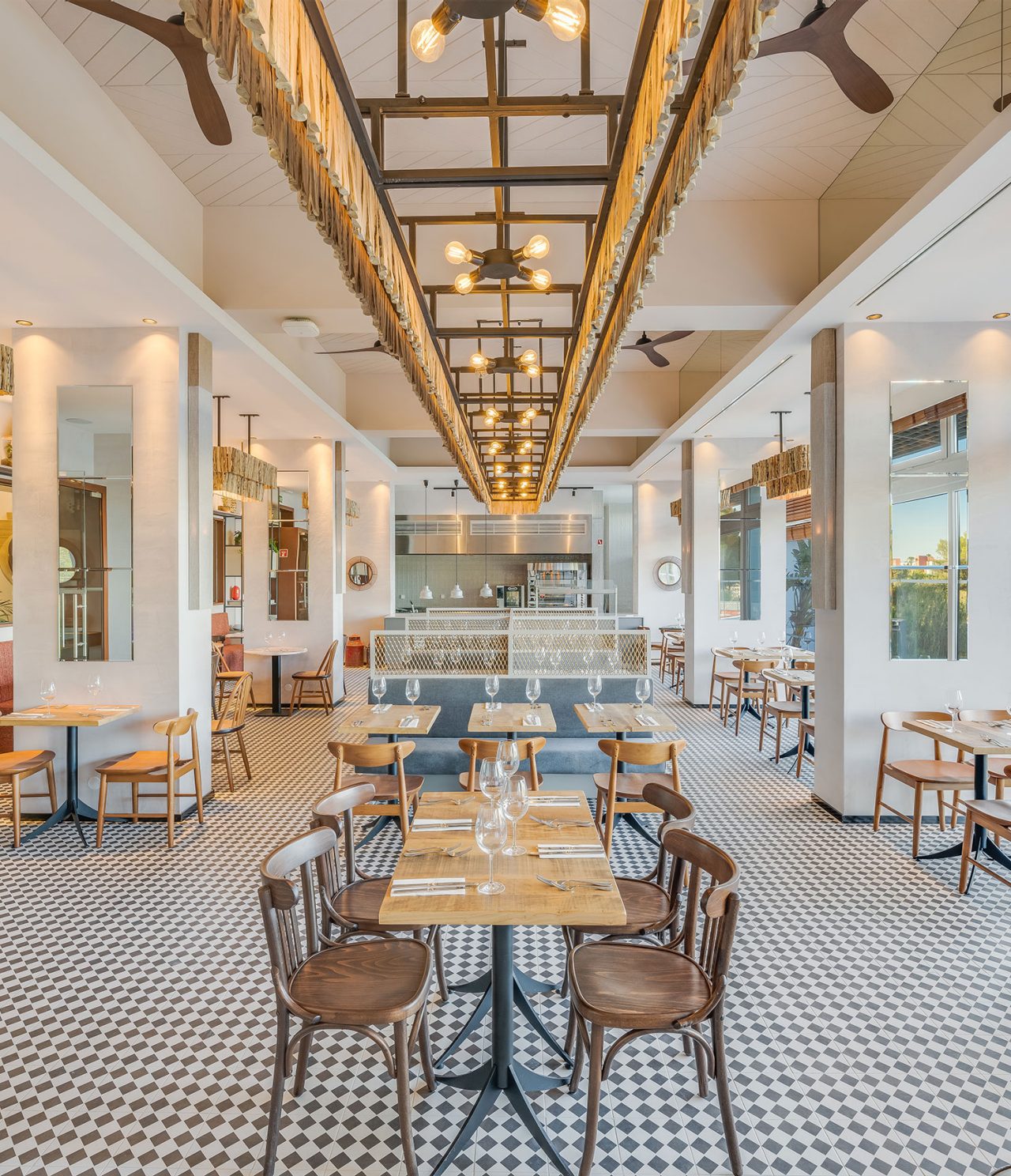 Het restaurant Fuego, van het All-Inclusive Hotel in de Algarve, heeft een moderne inrichting met rietdetails