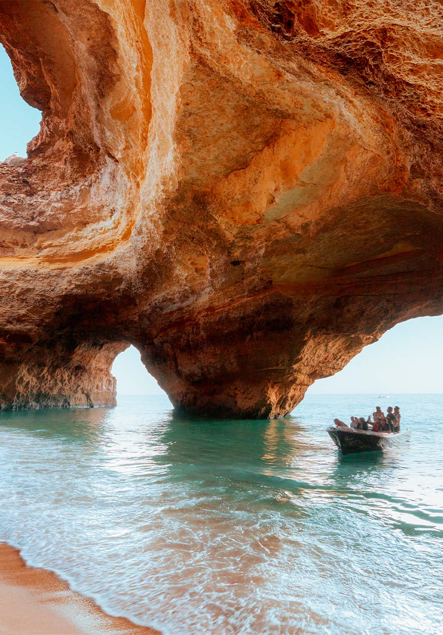 De grotten van de Algarve, rotsformaties die het kristalheldere water in blauwe en groene tinten verlichten