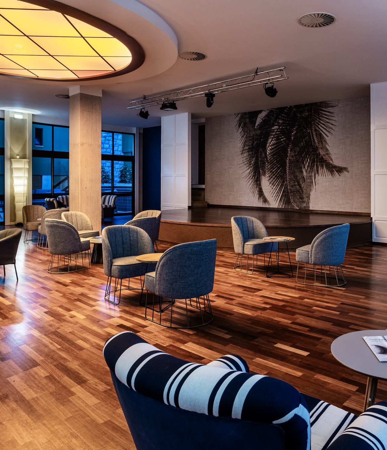 De bar do Príncipe, van het 4-sterrenhotel in de Algarve, heeft verschillende tafels met gevoerde stoelen