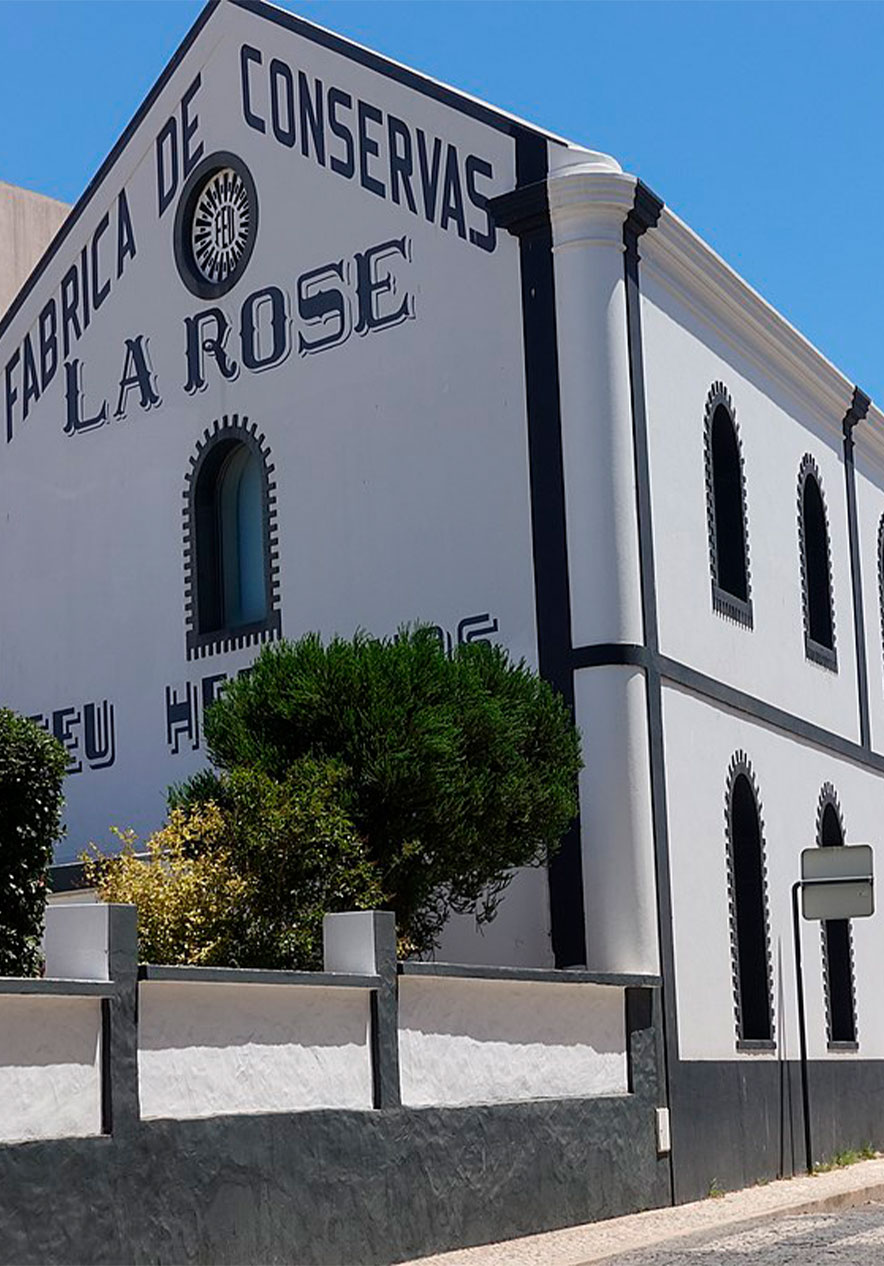 Buitenkant van het Museu de Portimão, gelegen in een oude conservenfabriek