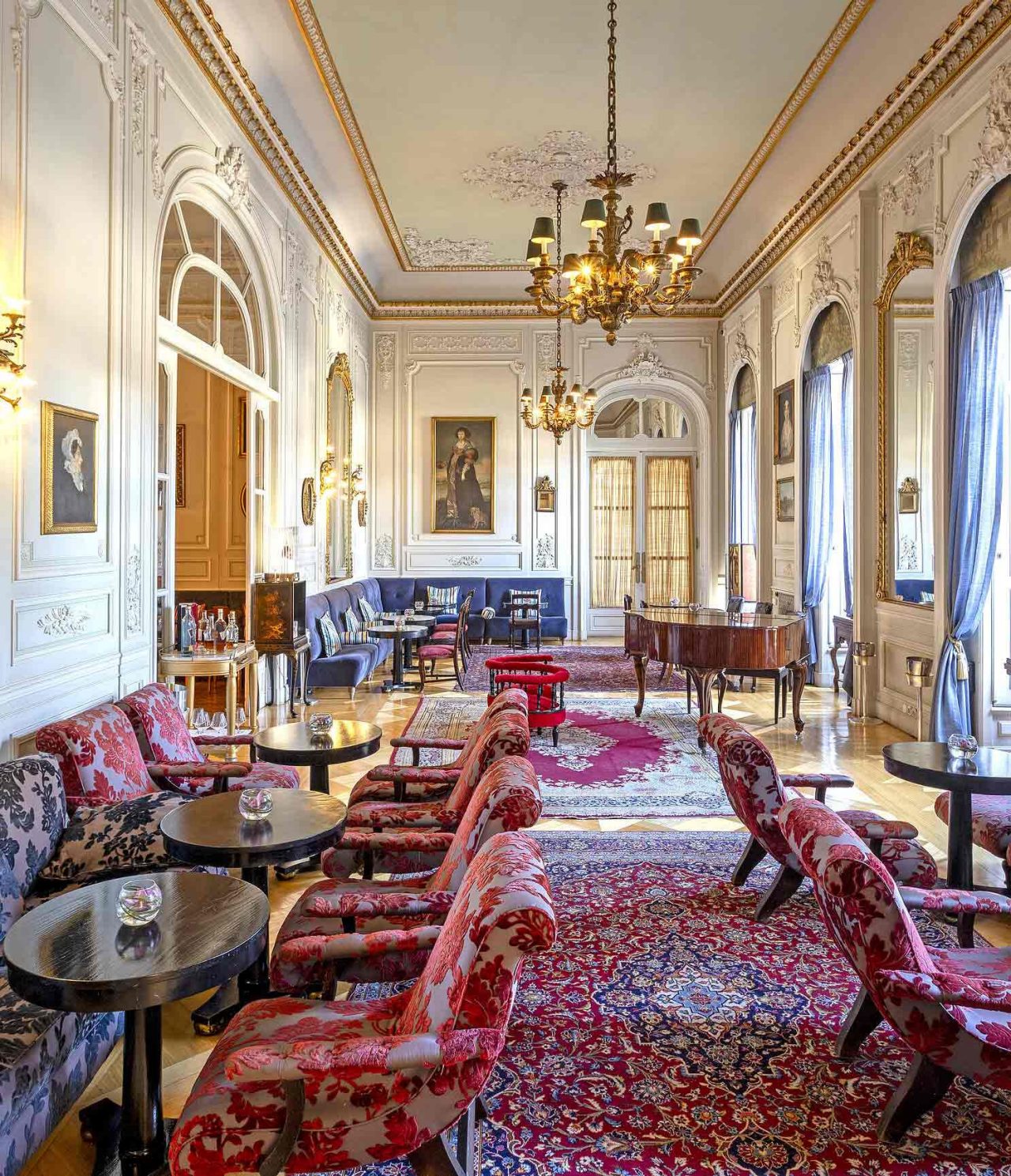 De Allegro-bar van het 5-sterrenhotel en Nationaal Monument, Pestana Palace Lisboa heeft banken, tafels, stoelen en een piano