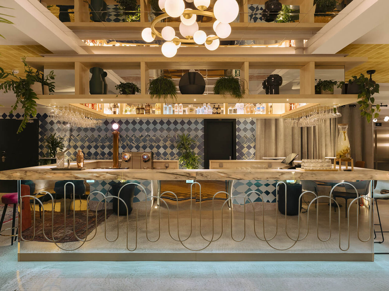 De bar Nery, van het hotel in Baixa, Lissabon, serveert alcoholische dranken zoals cocktails en ligt naast de receptie