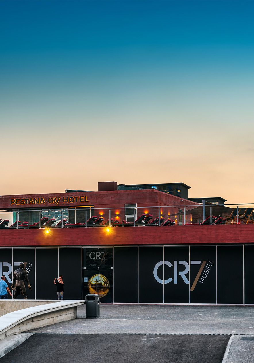 Cristiano Ronaldo Museum naast Pestana CR7 Hotel in Funchal, met bezoekers die foto's maken van zijn standbeeld