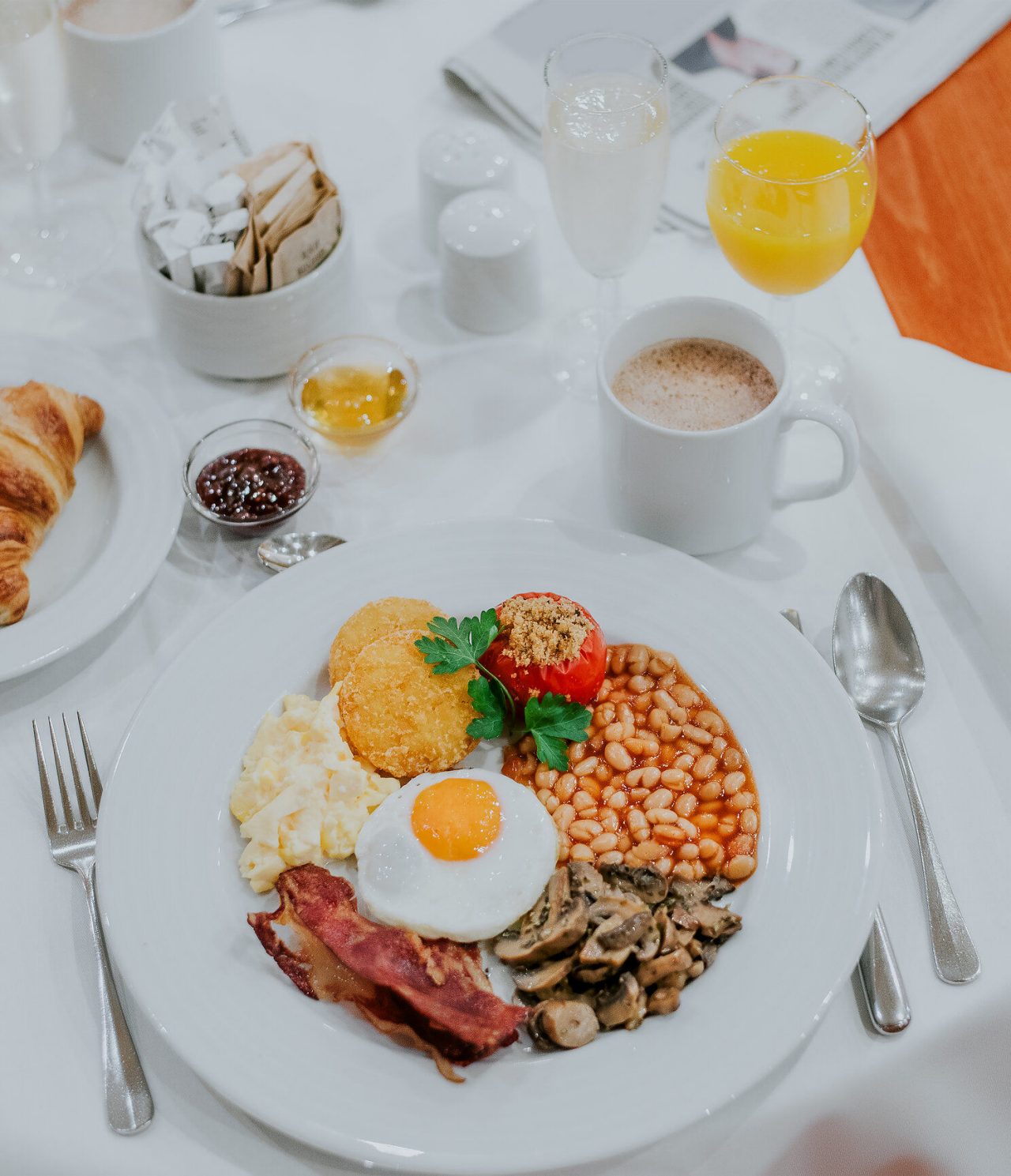 De bar The Pub, van het hotel in het centrum van Funchal, op Madeira, heeft een gerecht met ei, bonen, bacon en paddenstoelen