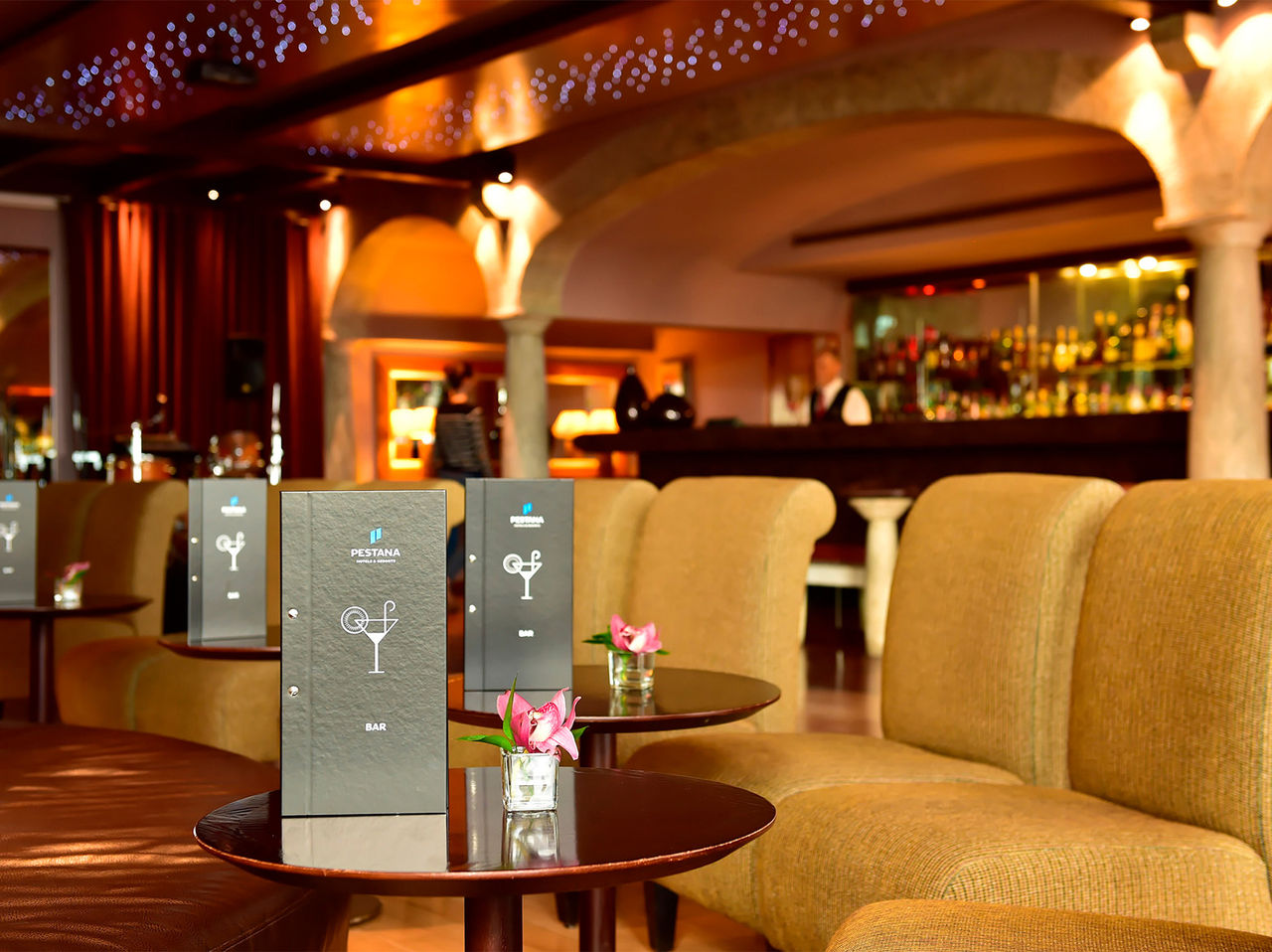 De Taverna-bar in het hotel in het centrum van Funchal, Madeira, heeft een toonbank met krukken en serveert cocktails