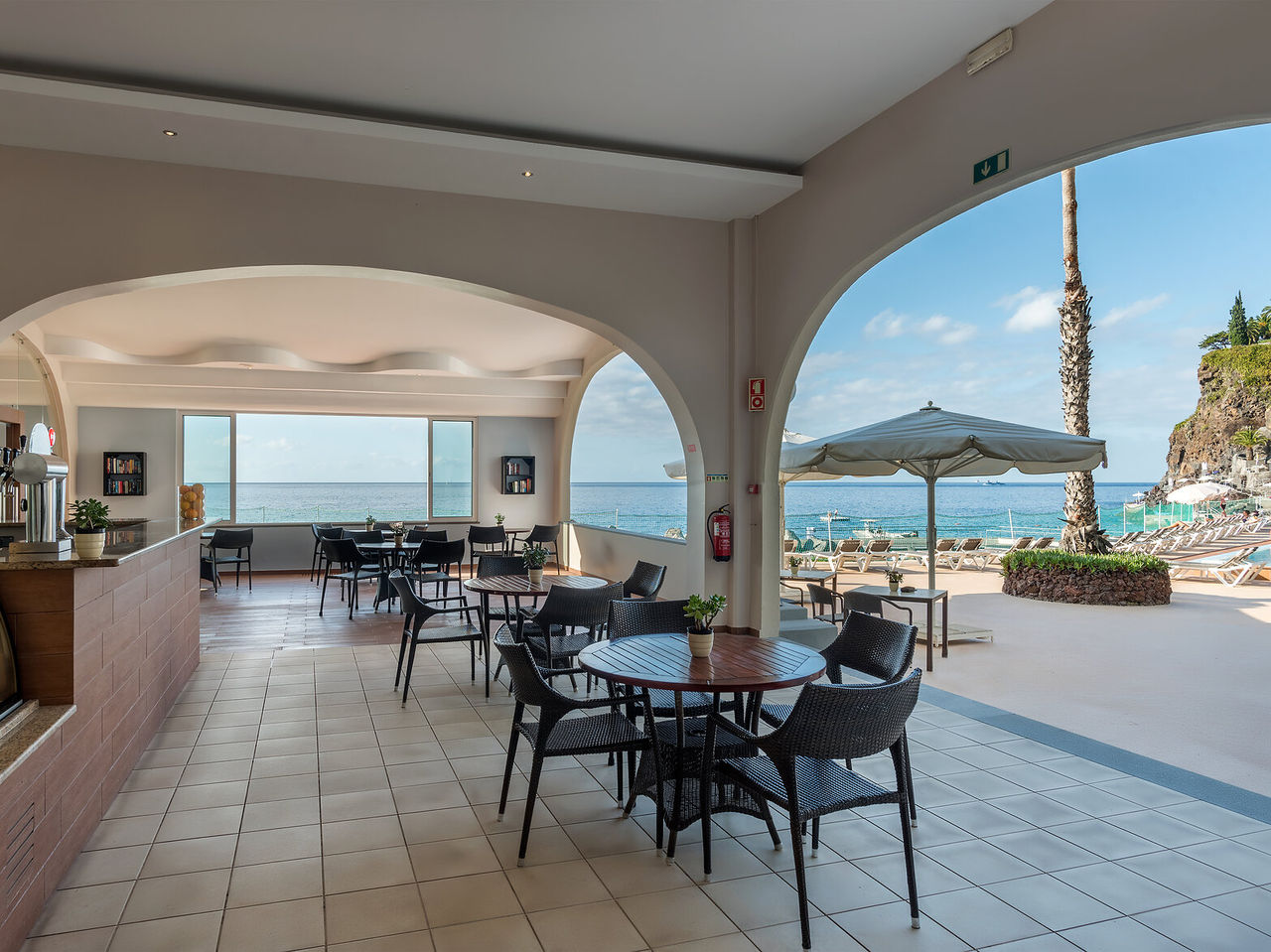 De bar Atlântico, van het hotel in het centrum van Funchal, op Madeira, heeft een binnen- en buitenterras met zeezicht