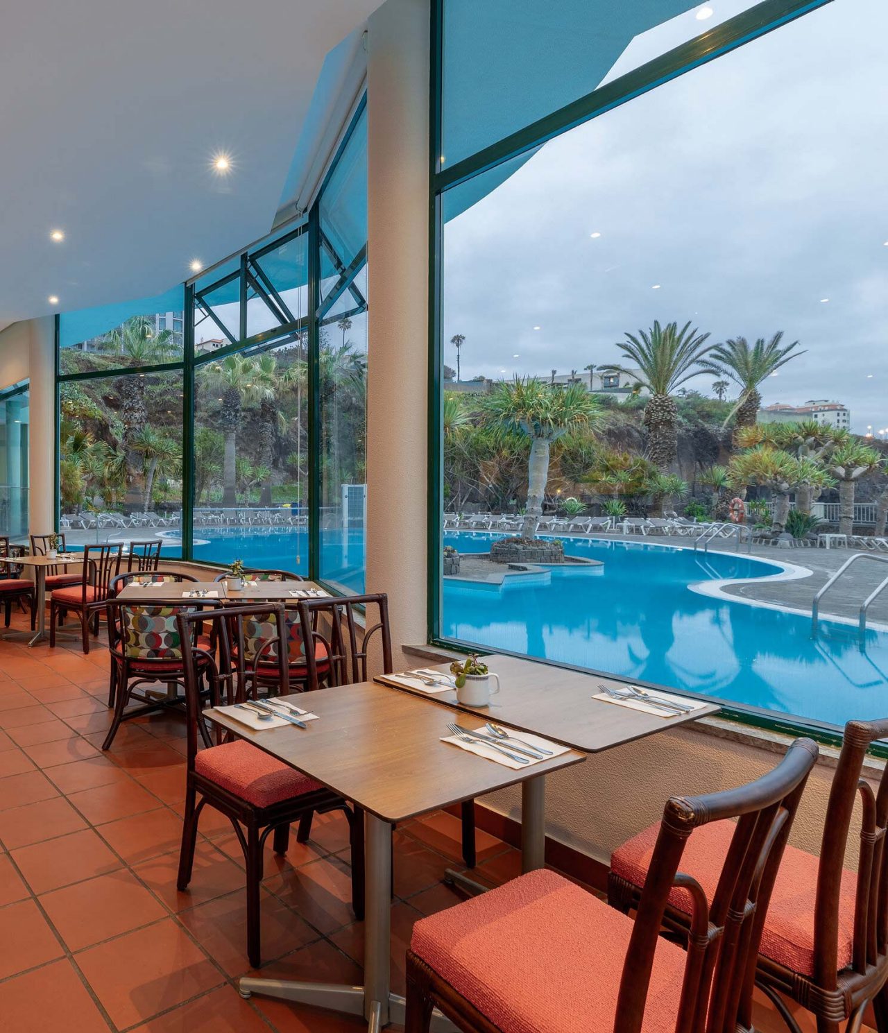Het Arlequim restaurant van het 5-sterrenhotel in Funchal, Madeira heeft tafels met uitzicht op het zwembad