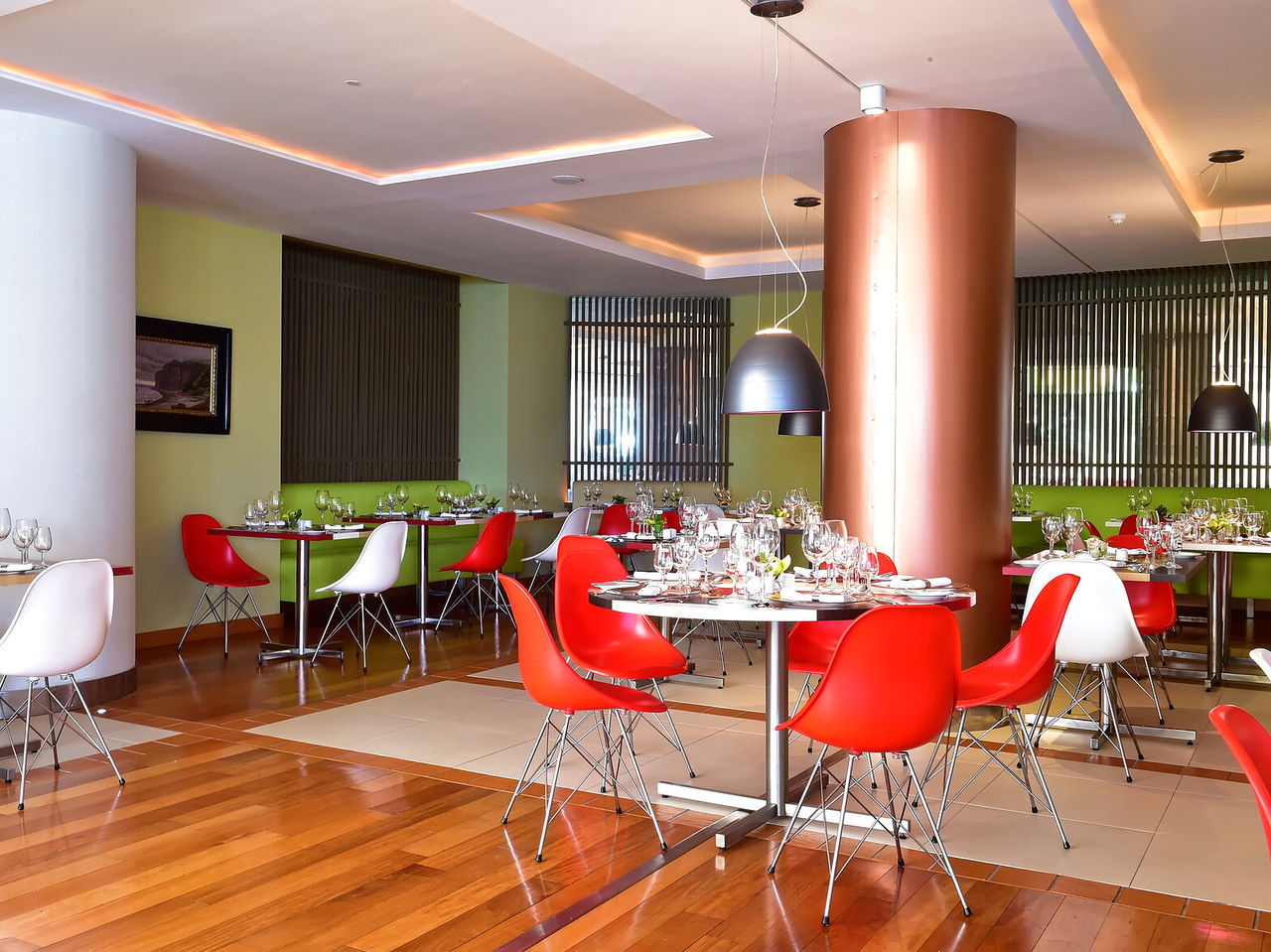 Restaurant Deep Blue van het 4-sterrenhotel aan zee in Funchal heeft een lichte, ruime zaal en meerdere tafels