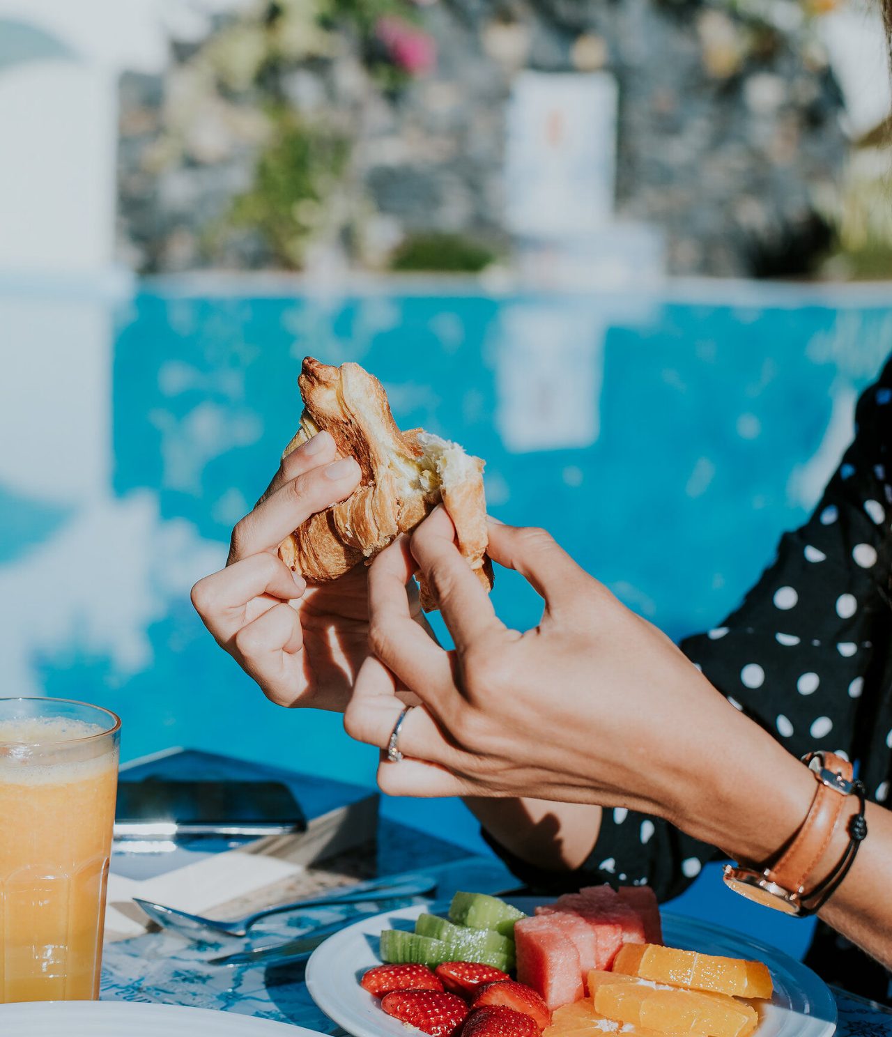 Het restaurant A Proa, van het Romantische Hotel in Funchal, Madeira, heeft sap, fruit en croissants