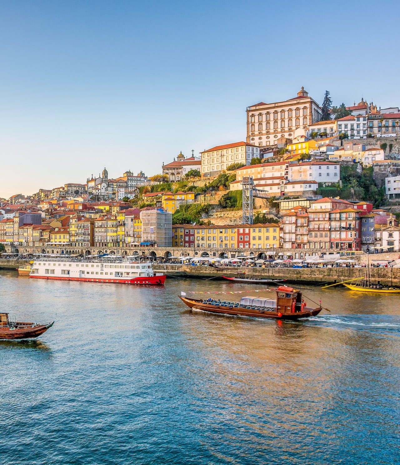 Panoramisch uitzicht op de Ribeira van Porto en de Douro-rivier, met de kleurrijke gebouwen op de achtergrond