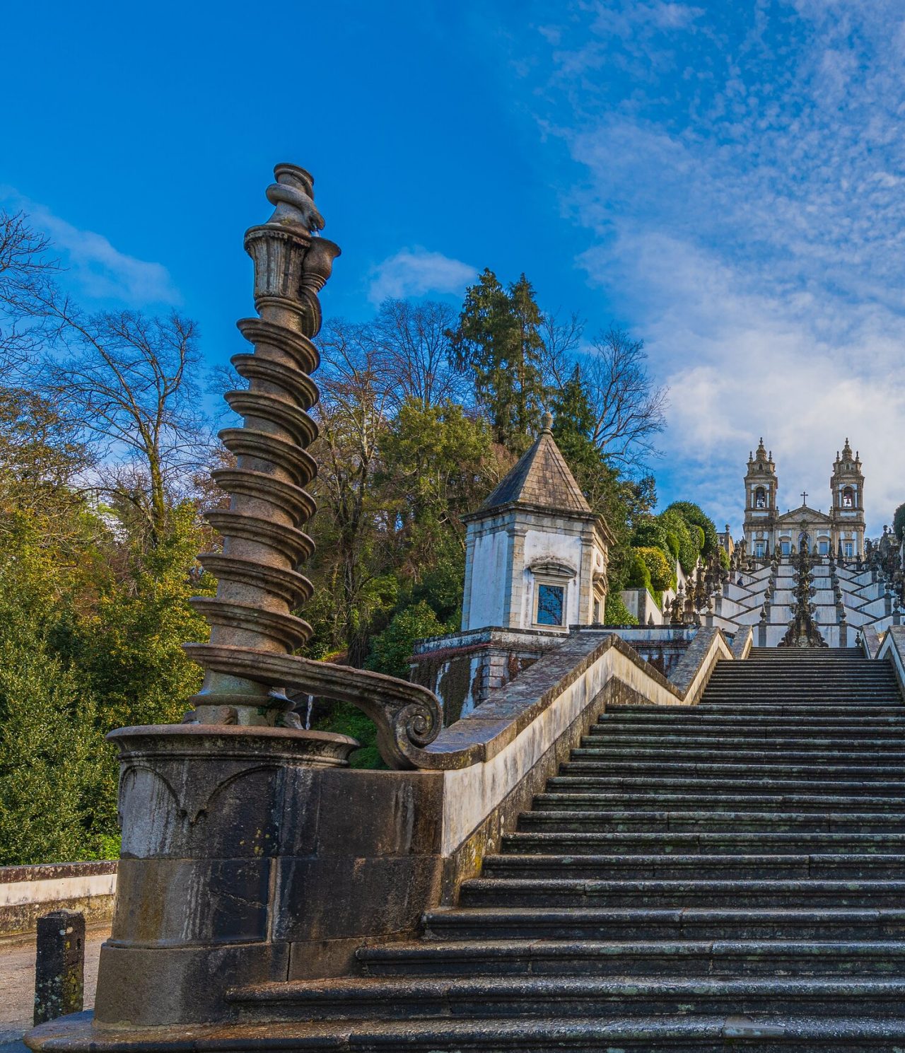 Vooraanzicht van de trap en het heiligdom van Bom Jesus, met de hoofdfaçade van de kerk bovenaan