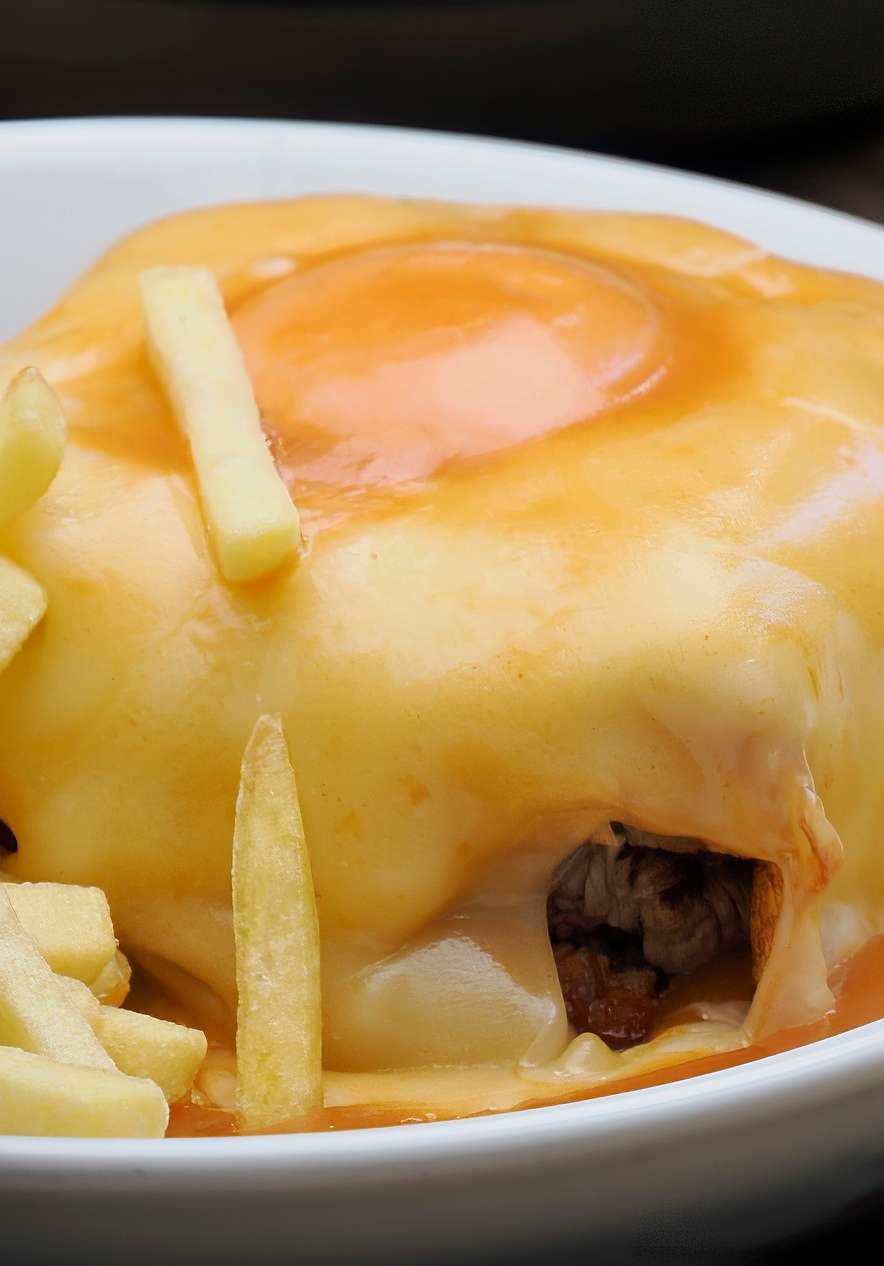 Francesinha, een van de beroemdste gerechten uit Porto, met kaas, ei, pittige saus en friet