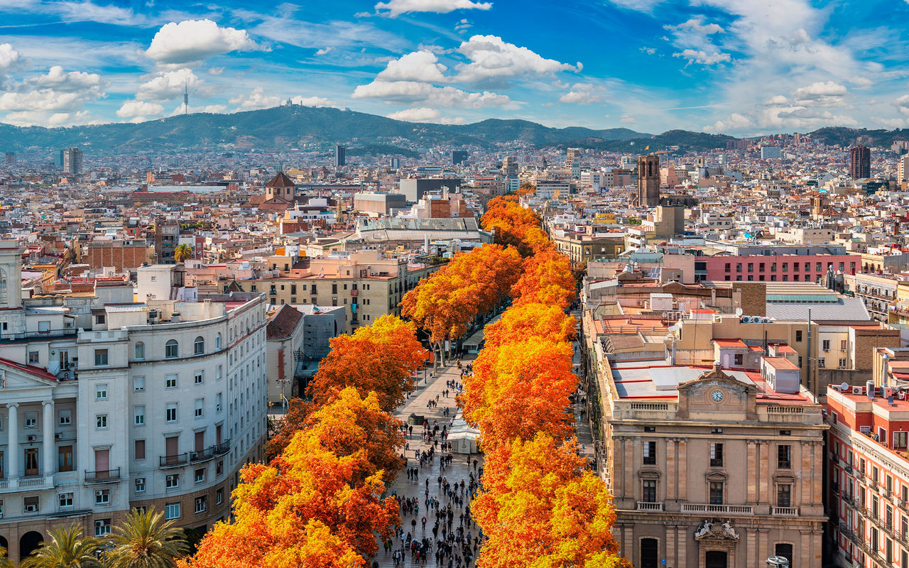 Luchtfoto van de stad Barcelona, met mensen die wandelen, kleurrijke herfstbomen en verschillende gebouwen
