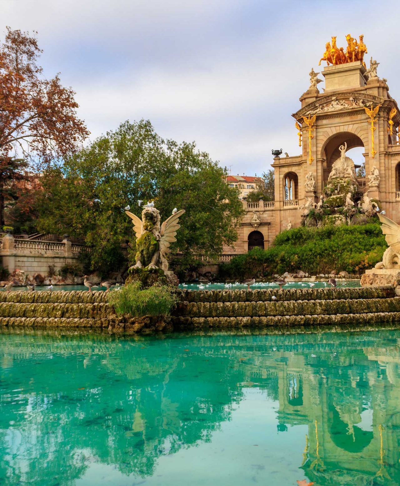De indrukwekkende Monumentale waterval in Parc de la Ciutadella, Barcelona, met zijn gouden beelden en kristalhelder water