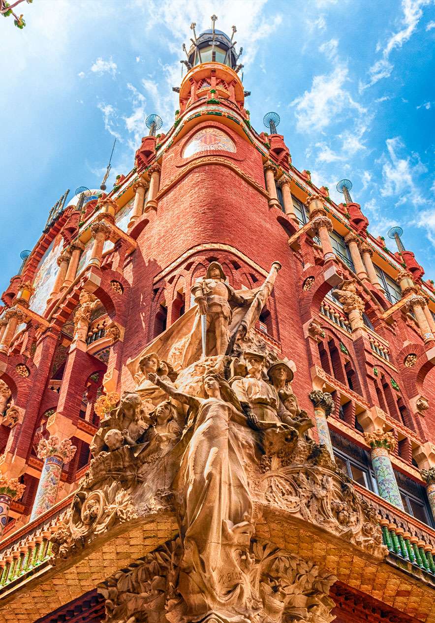O Palau de la Música Catalana em Barcelona é uma joia arquitetónica com uma fachada ornamentada e vitrais deslumbrantes