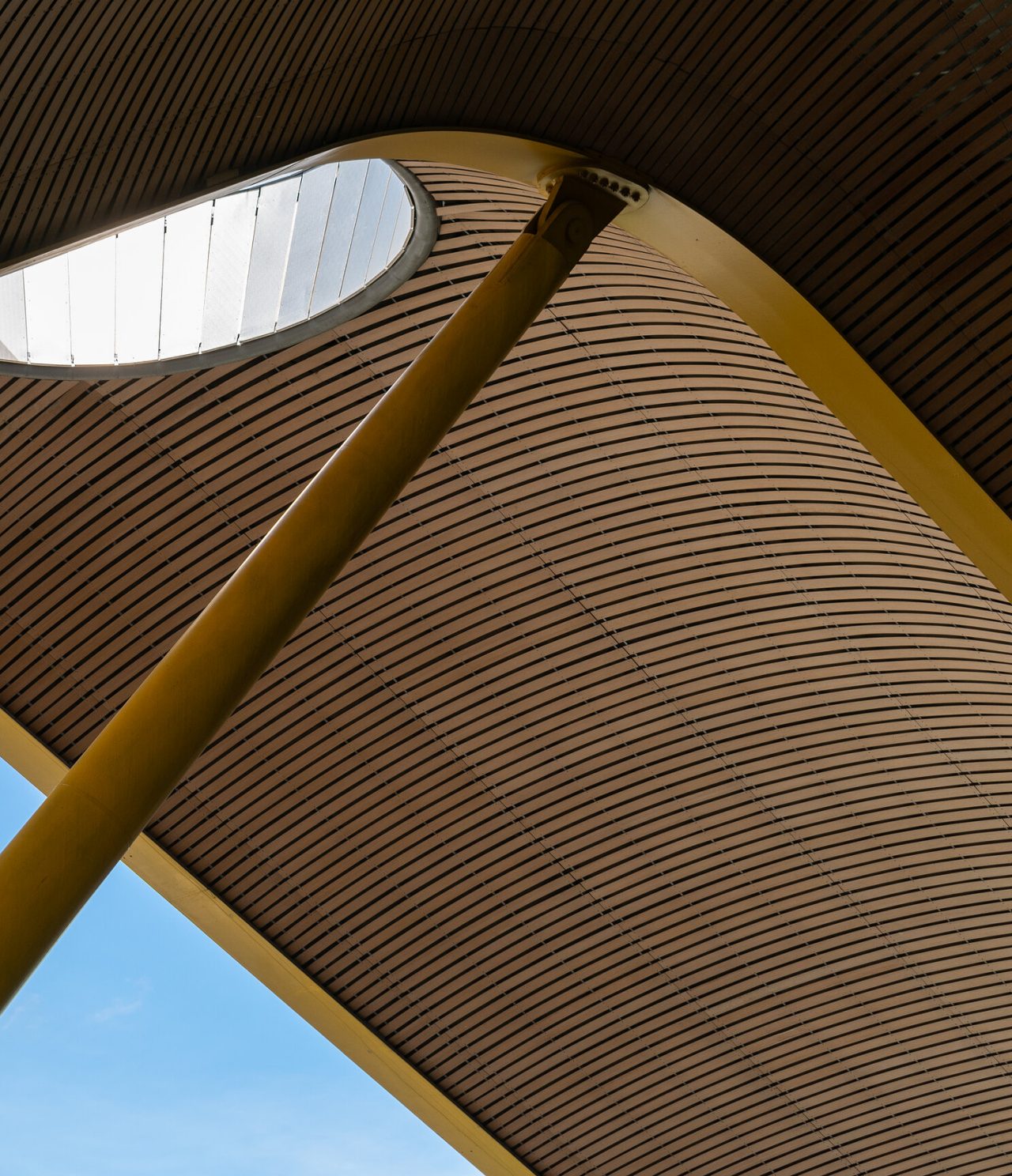 Moderne constructie van de luchthaven van Madrid, Adolfo Suárez Madrid–Barajas, dicht bij het stadscentrum