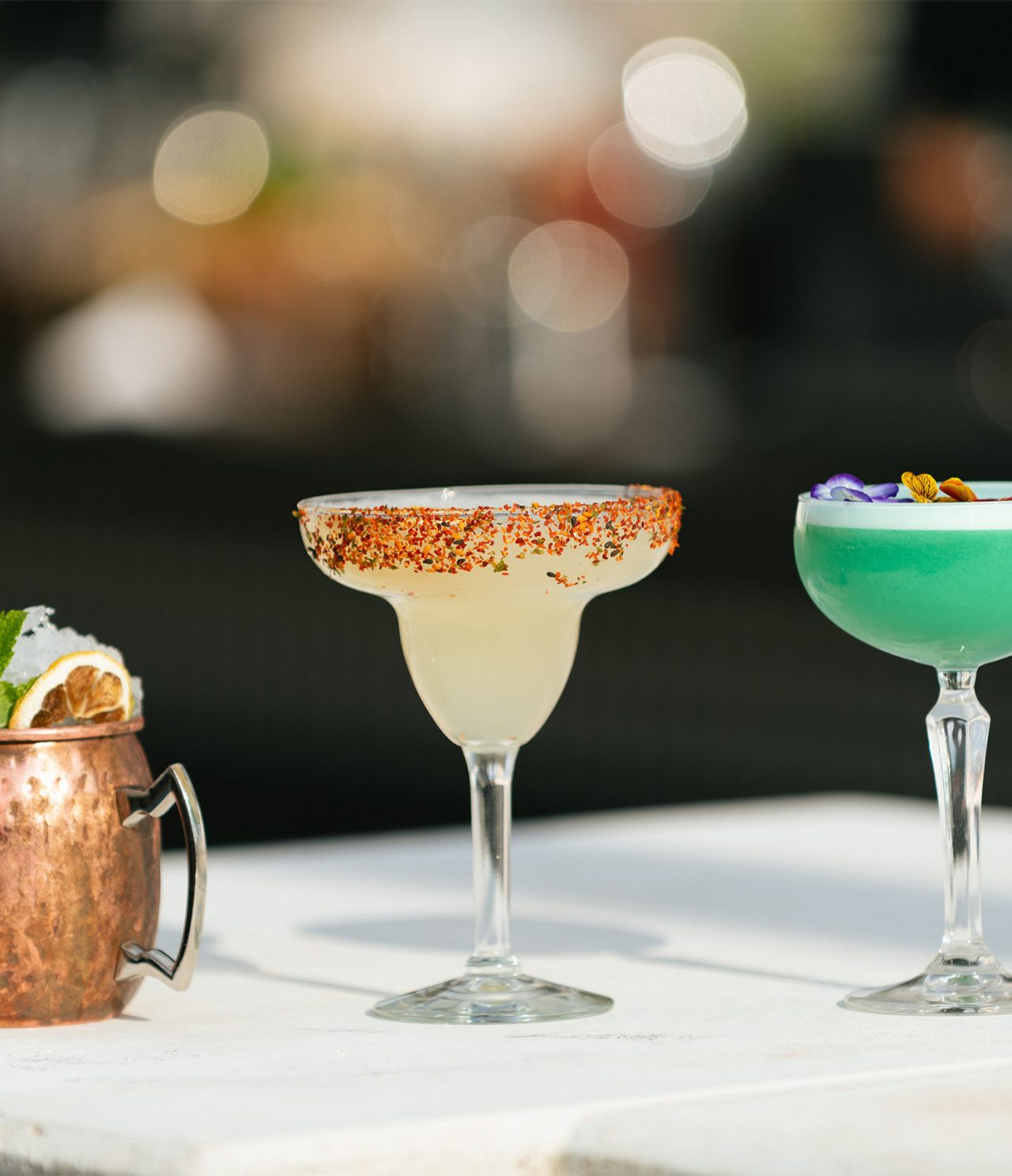 De bar Rooftop Bar, van het hotel in het centrum van Madrid, Spanje, heeft margarita's en groene cocktails