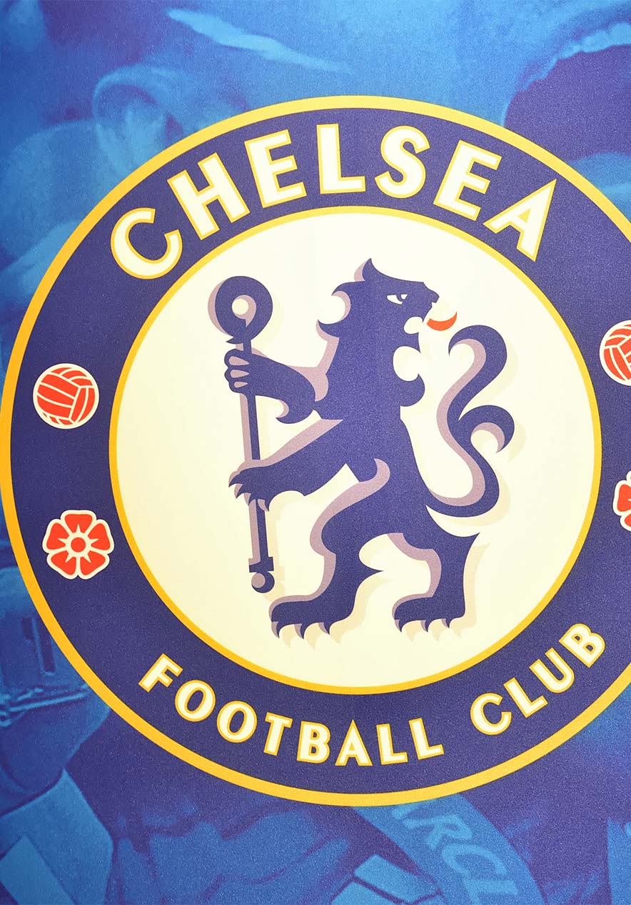 Het logo van Chelsea FC, met een blauwe achtergrond en fans die juichen tijdens een wedstrijd