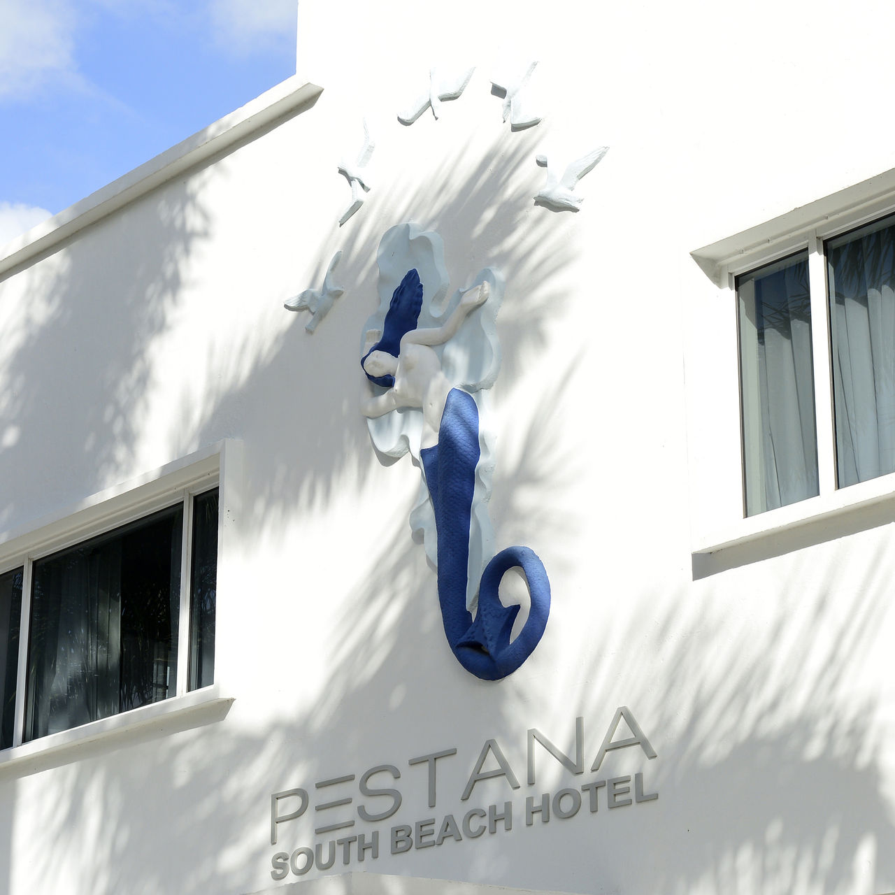 Pestana Miami South Beach gevel met beeld van zeemeermin en nummer 1831