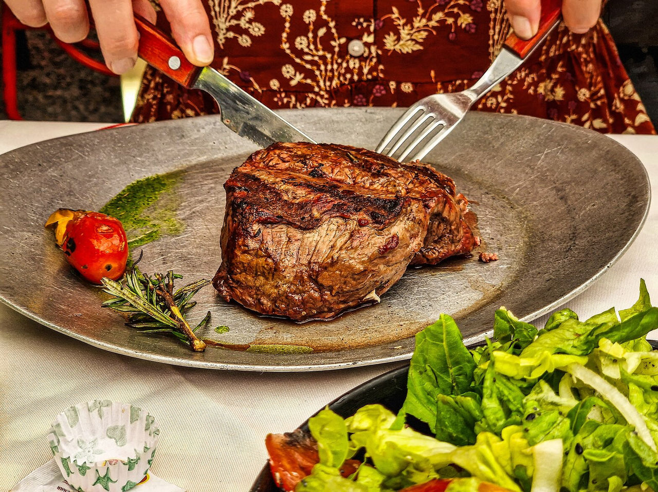 Traditioneel Argentijns gerecht, bestaande uit rundvlees, geserveerd met een salade van sla en tomaten