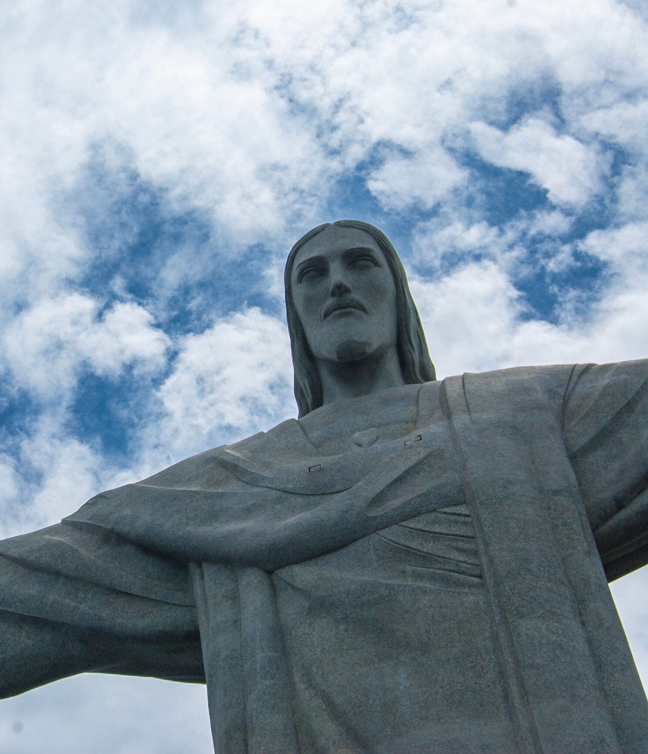 Uitzicht op het stenen standbeeld van Christus de Verlosser in Rio de Janeiro, met zijn armen open