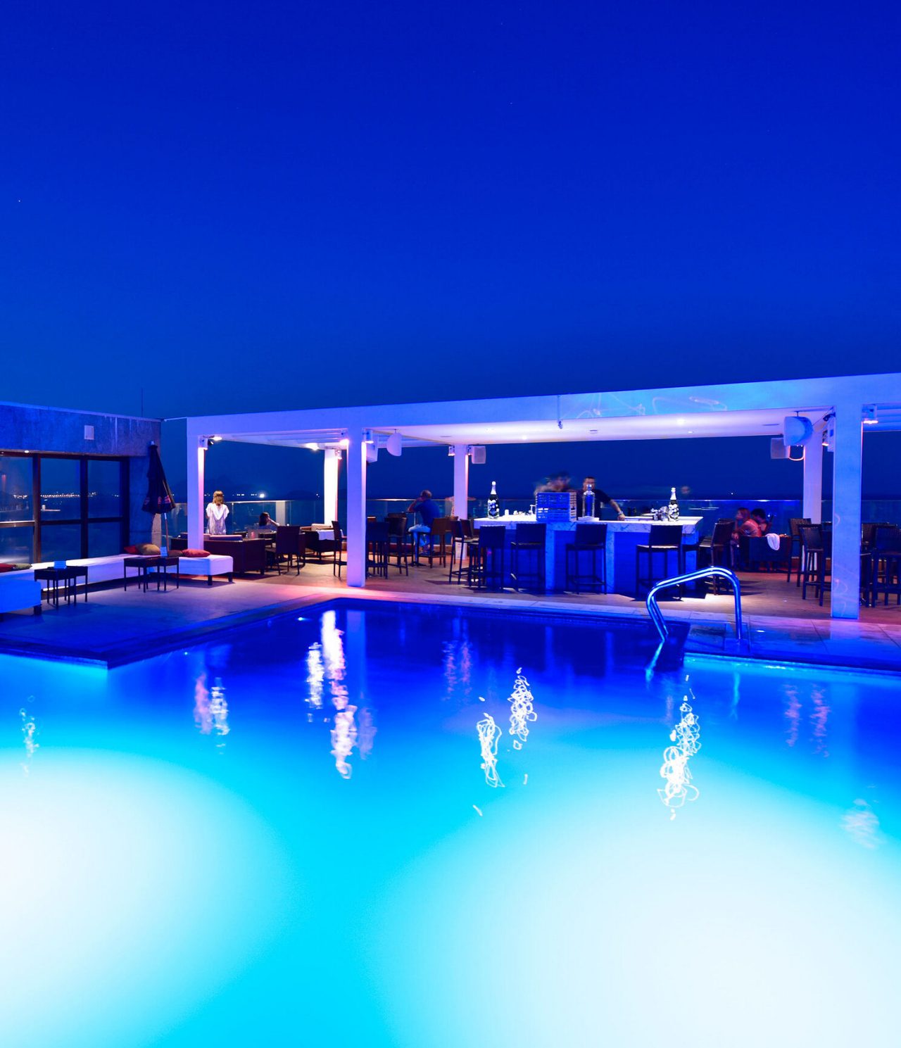 De bar Deck, van het 4-sterrenhotel in Rio de Janeiro, heeft een bar boven het zwembad, met tafels die cocktails serveert