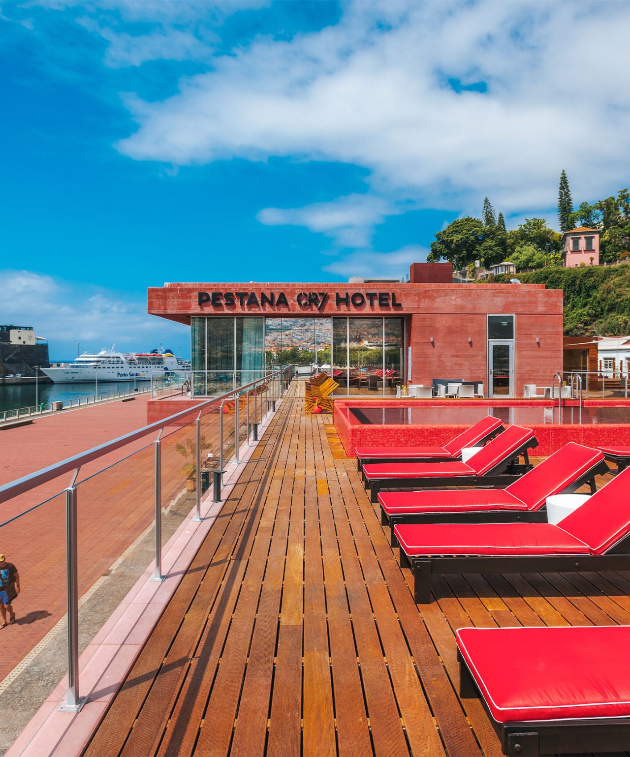Pestana CR7 Funchal, het eerste hotel van het merk Pestana CR7 Lifestyle heeft een roze zwembad met uitzicht op de jachthaven