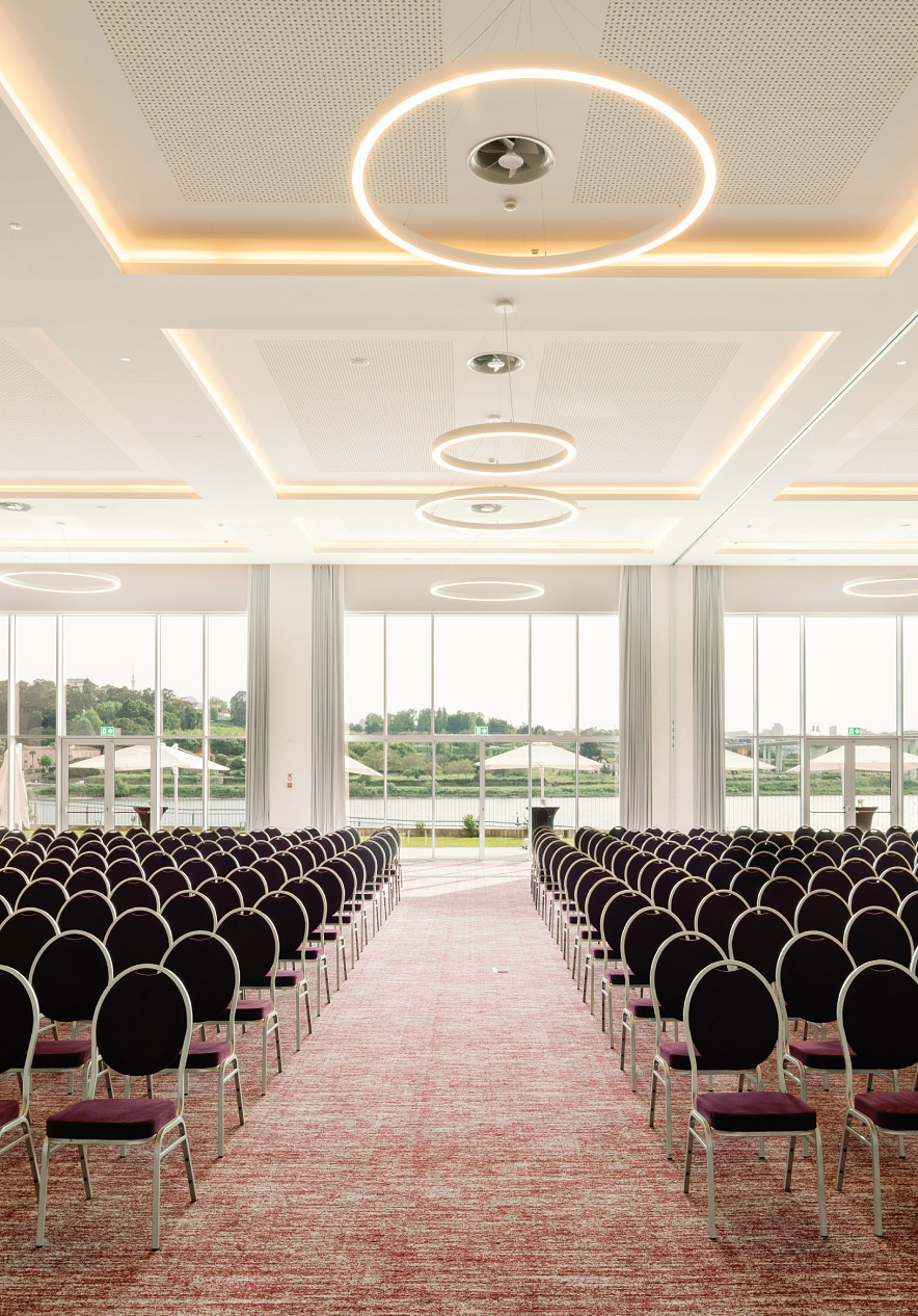 Bij Pestana Hotel Group hebben we verschillende opties voor vergader- en evenementenruimtes met elegante decoratie