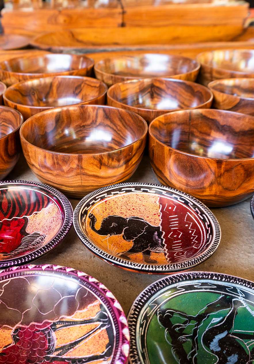 Local handicrafts with traditional plates decorated with colorful patterns at the Maputo market